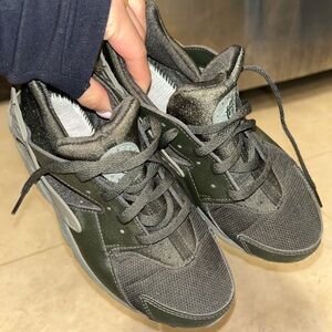 NIKE HUARACHE Olive Green - 3Y (fits 5W)